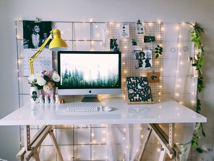 How to decorate your office for the holidays