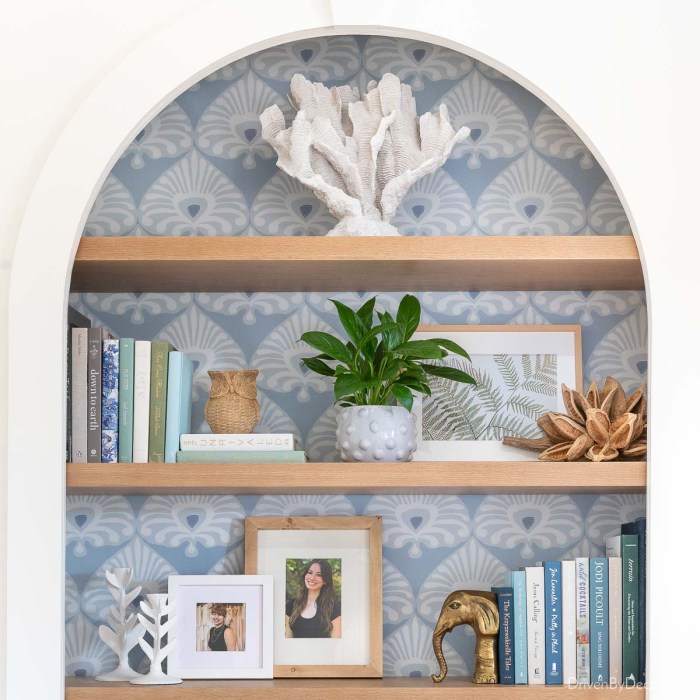 How to decorate a living room wall shelf