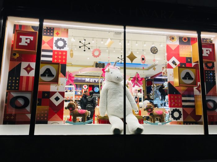 How to decorate a retail window