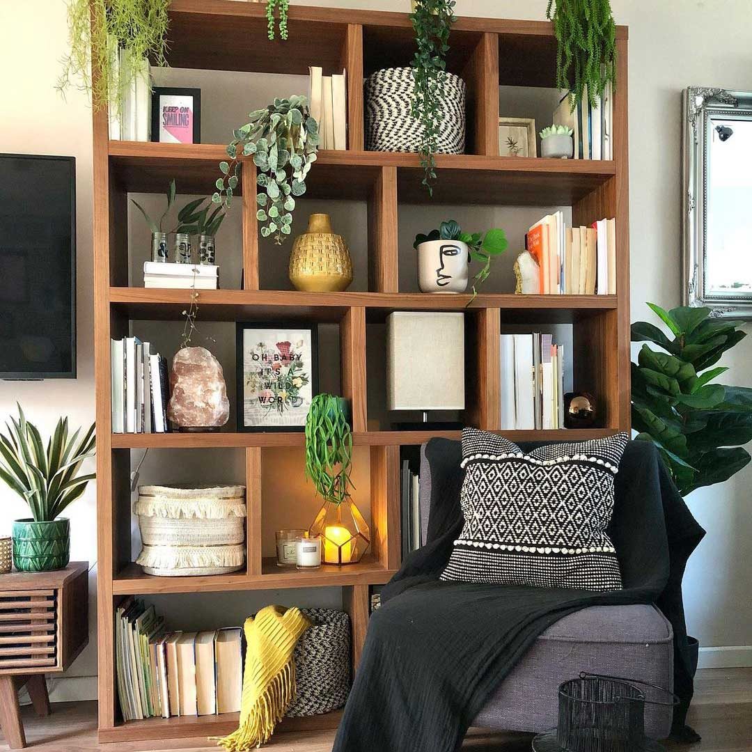 How to decorate a living room wall shelf