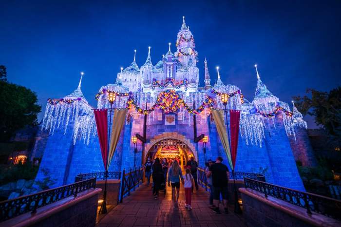 When does disneyland start decorating for christmas 2018